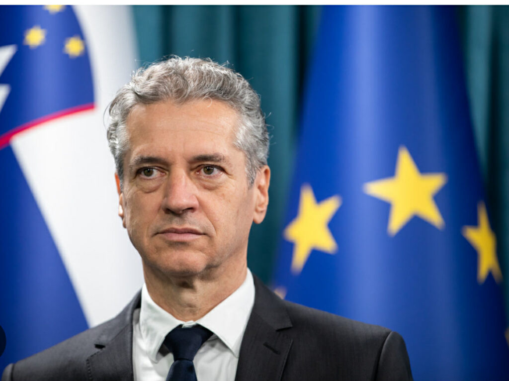 POMEN IN VPLIV VELIKE KONJUNKCIJE JUPITRA IN SATURNA NA KARTO DRŽAVNEGA VODITELJA (ROBERT GOLOB)